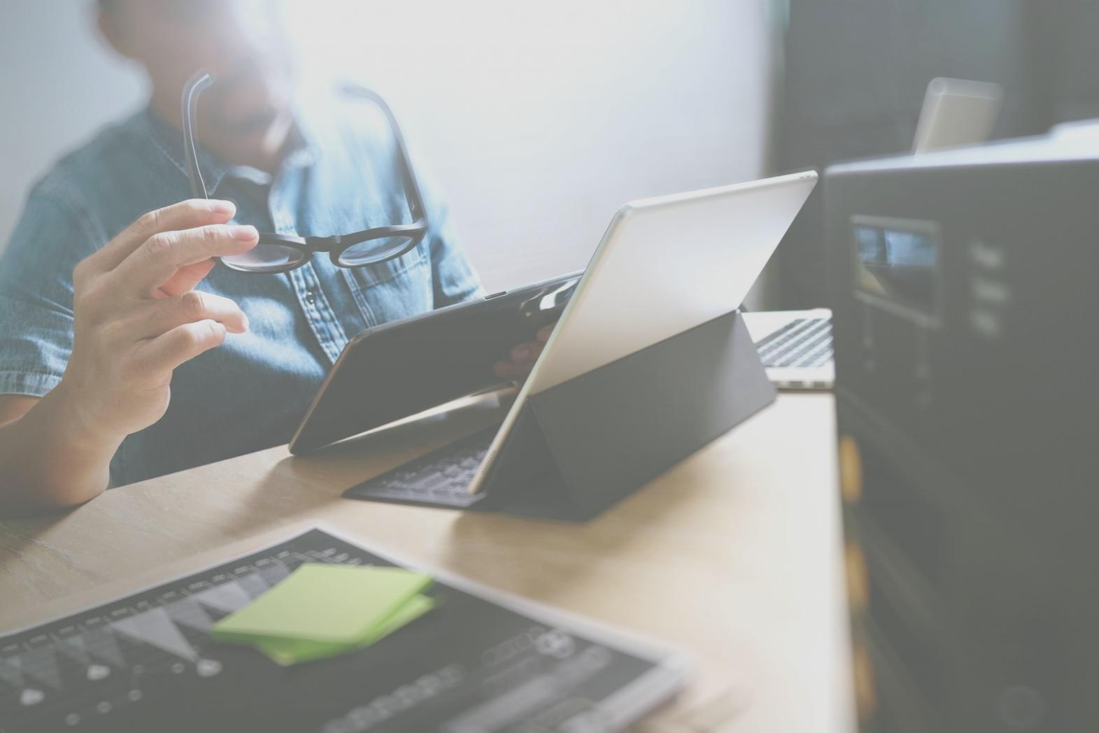 Cloud computing learning environment with professional equipment and workspace